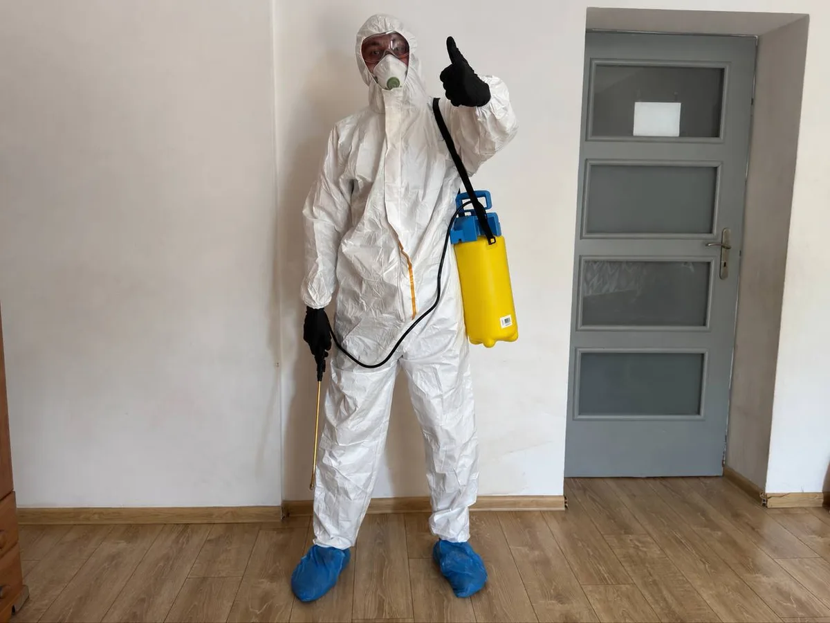 Specjalista w kombinezonie ochronnym gotowy do zabiegu dezynsekcji